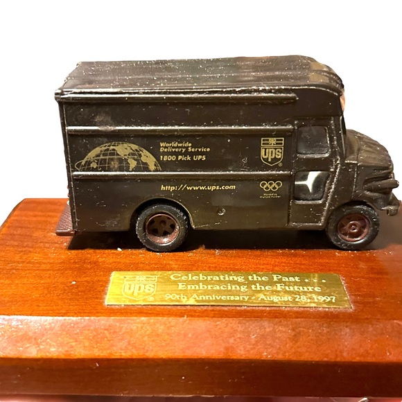 UPS Truck Desk Model on Stand w/Plaque 90th Anniversary 1997 - Picture 2 of 11